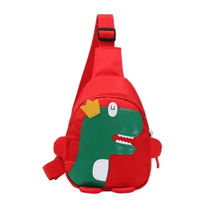 Süße rote Kinder-Brusttasche mit grünem Dino-Motiv und verstellbarem Tragegurt