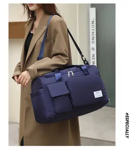 Vista lateral de la bolsa de fitness azul marino en nailon impermeable con zapatero