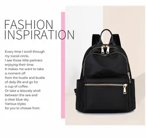 Dettaglio zaino in nylon nero con cerniere in oro chiaro e tasche laterali