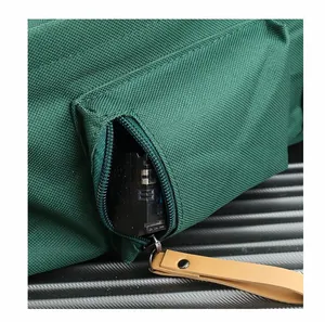 Detail van groene rugzak zijzak met lederen trekker en metalen rits voor opslagruimte