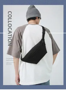 Detail der minimalistischen schwarzen Nylon-Umhängetasche mit verstellbarem Gurt