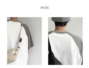 Detail der khakifarbenen Canvas-Umhängetasche kombiniert mit weißem Raglan-T-Shirt