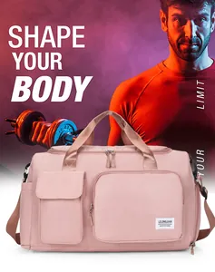 Vista macro de la bolsa deportiva de nailon rosa con bolsillos y logo de marca detallado