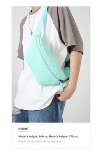 Minzgrüne Crossbody-Brusttasche am Modell zur Größen- und Höhenreferenz