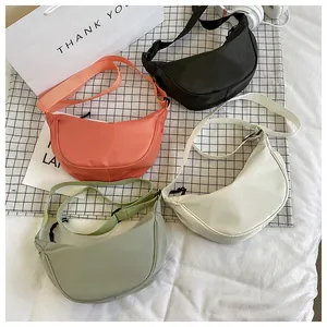 Bolsos bandolera de nylon de media luna en cuatro colores con correas anchas ajustables