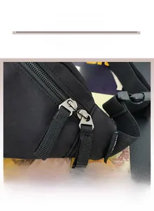 Details der strapazierfähigen Nylon-Brusttasche mit kratzfestem Stoff und Doppelreißverschluss