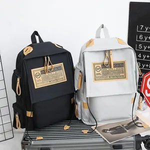 Grote canvas rugzakken in zwart en grijs voor reizen en school op een zilveren kofferbak