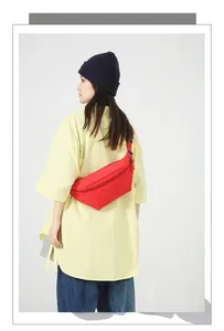 Detailansicht einer roten Nylon-Gürteltasche am Model für den sportlichen Freizeitlook
