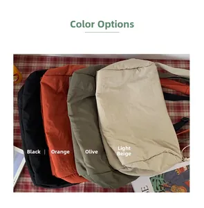 Détail des sacs en nylon plissé en noir, orange, olive et beige clair disponibles