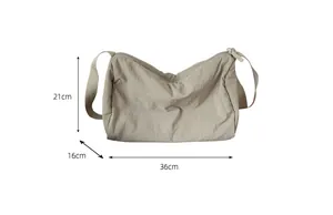 Tableau des tailles détaillé indiquant 36cm x 21cm x 16cm pour le sac bandoulière plissé