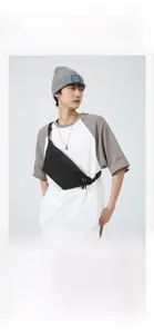 Nahaufnahme der minimalistischen schwarzen Nylon-Bauchtasche im urbanen Stil am Modell