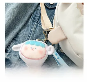 Détail d'une peluche d'agneau blanche avec cheveux bleus et bracelet en silicone Sweet