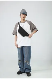 Detailansicht einer schwarzen Nylon-Umhängetasche an einem Model im Streetwear-Stil