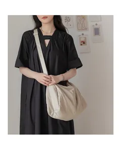 Sac bandoulière minimaliste en toile plissée beige avec large sangle de style décontracté