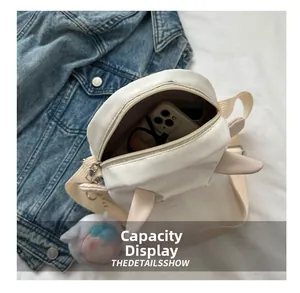 Vue intérieure d'un sac à bandoulière mouton montrant la capacité pour téléphone et lunettes