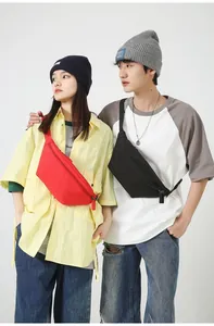 Outdoor-Aufnahme von Models mit roten und schwarzen Bauchtaschen mit verstellbaren Gurten