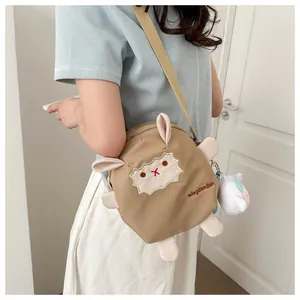 Détail du sac bandoulière mouton mignon avec charm chat en peluche et broderie