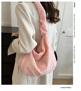 Sac hobo rose texturé gaufré porté à l'épaule pour un style décontracté chic
