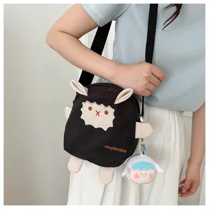 Détail du sac à bandoulière mouton noir avec oreilles 3D et charmant porte-clés en peluche