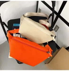 Detailansicht der beigen und orangen Sport-Gürteltaschen mit verstellbarem Gurt und Zipper