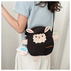Détail du sac à bandoulière mouton noir mignon avec sangle réglable et petit charme inclus