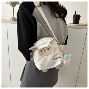 Détail du sac à bandoulière mouton blanc mignon avec broderie et sangle réglable