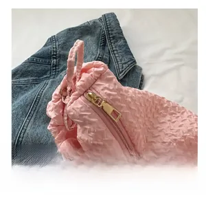 Détail de la texture bulle rose et de la fermeture éclair en métal sur un sac chic