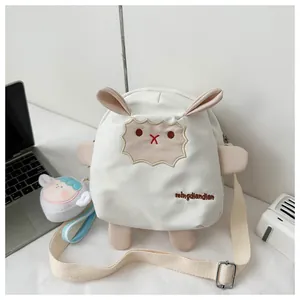 Détail du sac à bandoulière mouton de dessin animé avec oreilles 3D et pendentif peluche