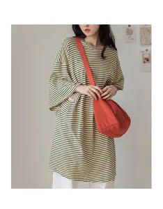 Sac en coton orange vif en forme de croissant porté avec un t-shirt rayé décontracté