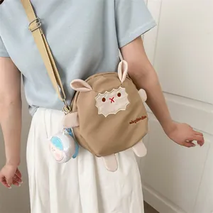 Sac à bandoulière agneau mignon marron clair avec sangle réglable et pendentif