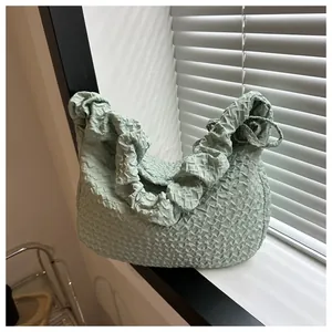 Détail du sac cabas vert menthe avec texture unique en tissu plissé à bulles 3D