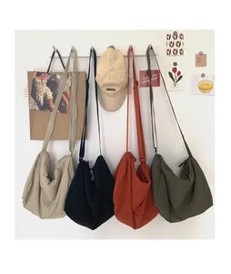 Sacs bandoulière plissés minimalistes en beige, noir, orange et vert sur crochets