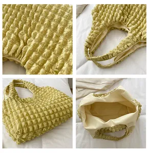 Detailansicht der hellgelben Falten-Tasche mit 3D-Blasenstruktur und Innenfutter