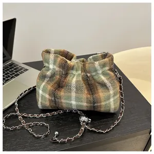 Détail du sac nuage en tweed à carreaux vert avec plis et bandoulière en chaîne argentée