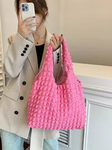 Große pinkfarbene Tragetasche mit Popcorn-Textur und modischem Schulterdesign
