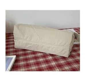 Détail du fond et des coutures du sac cabas en toile plissée beige à grande capacité