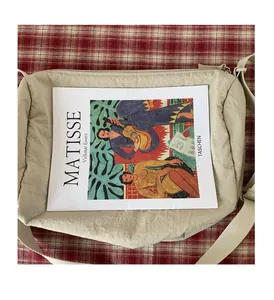 Détail du sac bandoulière en nylon plissé beige avec fermeture sur tissu à carreaux