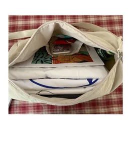 Détail du sac en toile beige montrant l'espace intérieur pour des livres et bouteilles