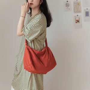 Grand sac bandoulière minimaliste en toile rouge brique plissée pour femme avec large sangle