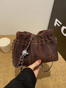 Sac seau à carreaux tendance pour femme avec bandoulière réglable en chaîne et style rétro