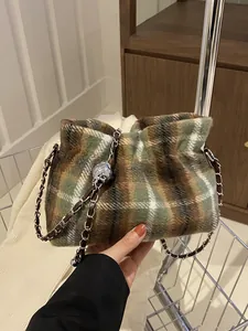 Sac seau chic à carreaux avec chaîne en métal et design plissé doux pour femmes