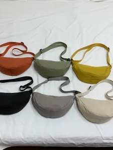 Nylon halve maan crossbodytas in zes kleuren met verstelbare riemen op witte stof