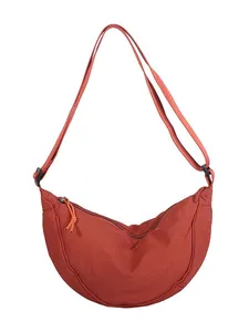 Halvemaanvormige nylon crossbodytas in steenrood met verstelbare riem en rits