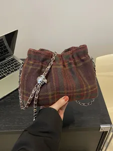 Sac seau à carreaux tendance en tissu laineux avec bandoulière chaîne pour femme