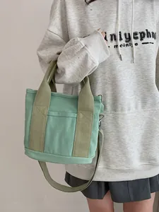 Borsa tote in tela verde chiaro con tracolla regolabile in uno stile casual e moderno