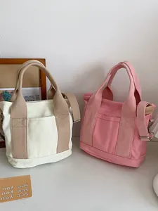 Grande borsa tote in tela minimalista con tracolla regolabile per l'uso quotidiano