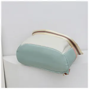 Détail du fond ovale et de la bandoulière tissée rayée vert-rouge du sac à dos Oxford
