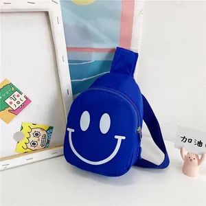 Sac de poitrine bleu tendance en nylon pour enfants avec un grand smiley blanc et bandoulière