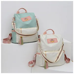 Détail du sac à dos en tissu Oxford avec badge lapin, pompon et sangles rayées