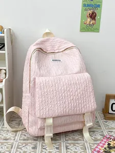 Minimalistische roze rugzak met bubbeltextuur, gespriemen en een stijlvol merklabel